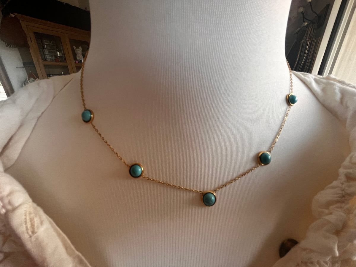 Collier doré perle bleue