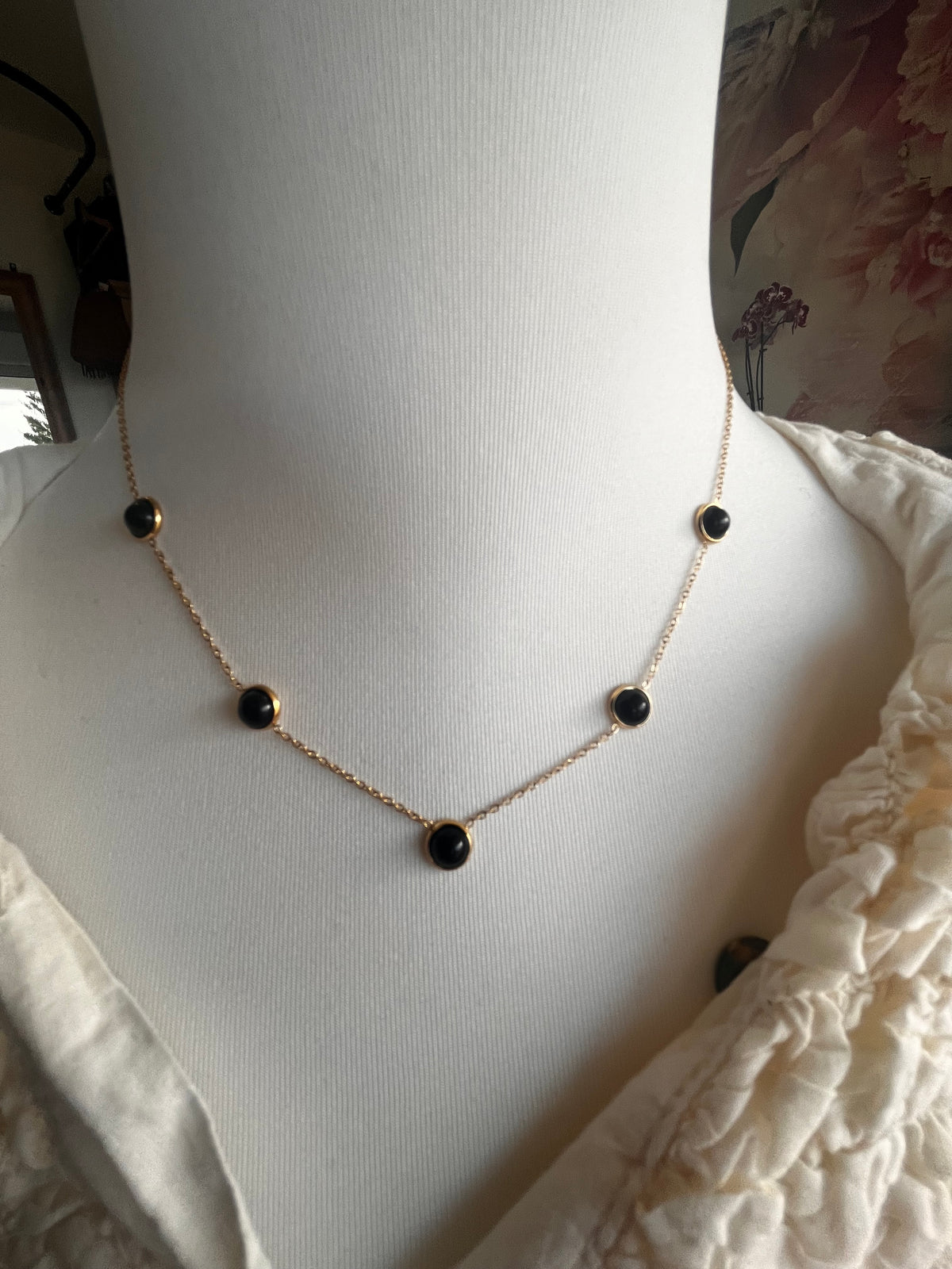 Collier doré perles noires